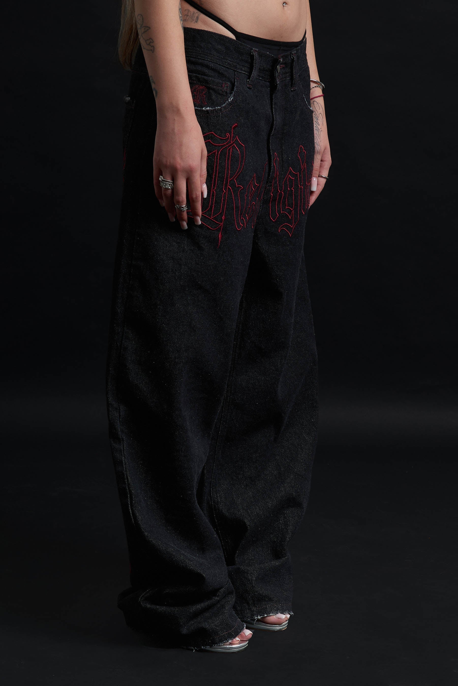 THORN BAGGY DENIM – BLACK CRIMSON