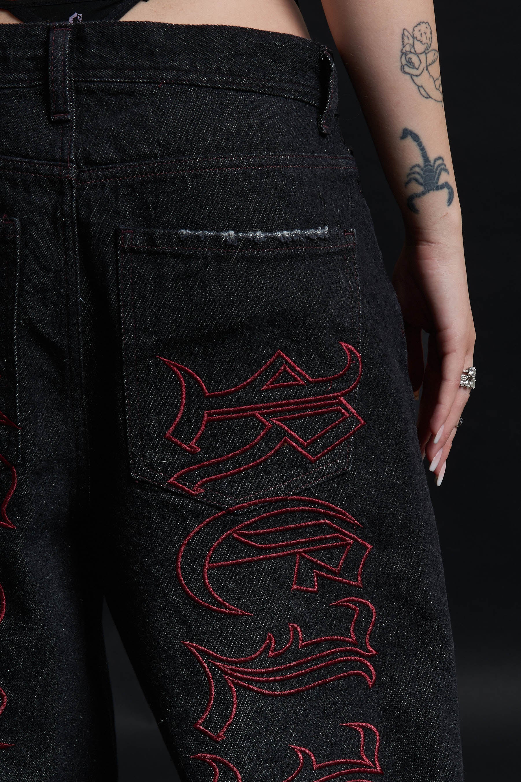 THORN BAGGY DENIM – BLACK CRIMSON
