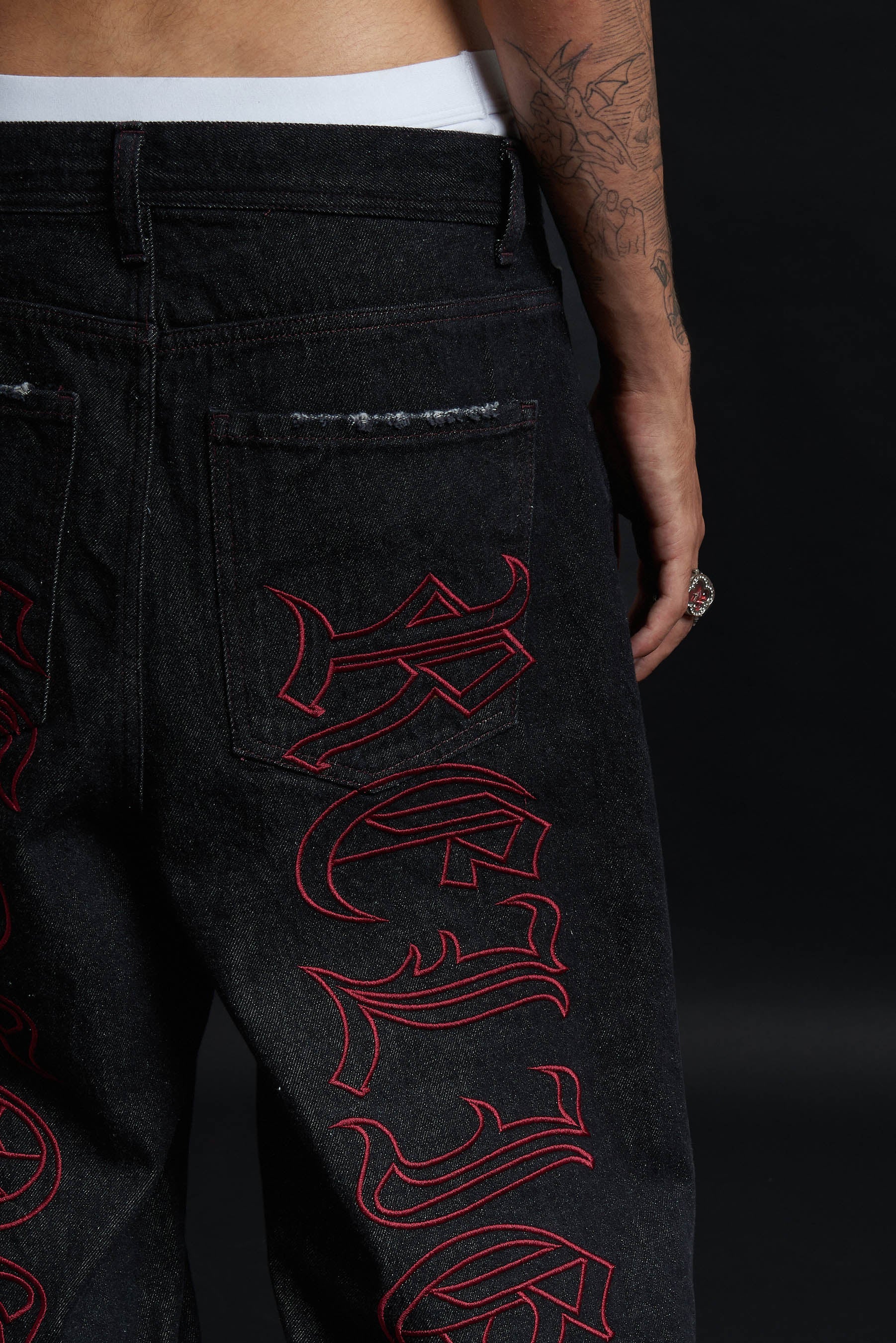 THORN BAGGY DENIM – BLACK CRIMSON