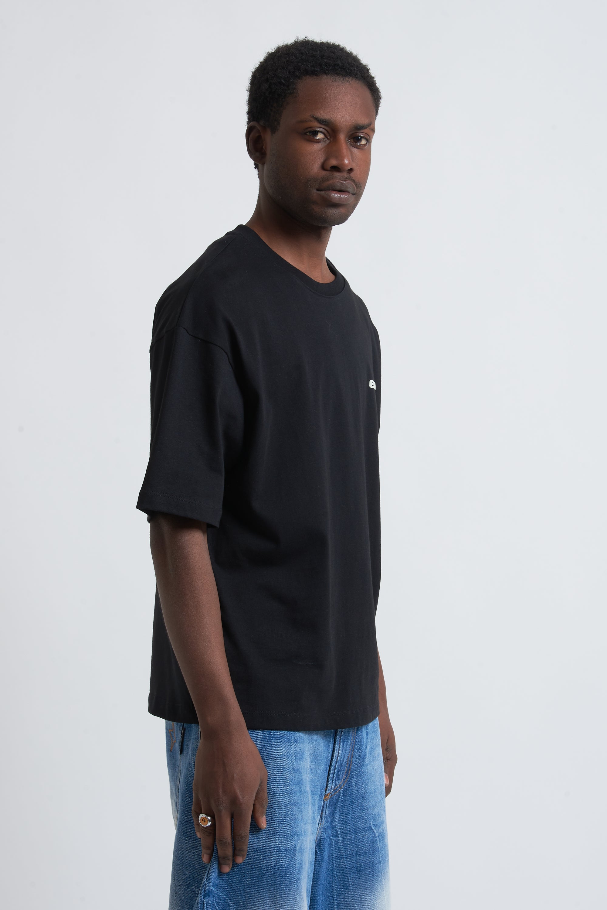 TEE EXTRAORDINARY BLACK-WHITE